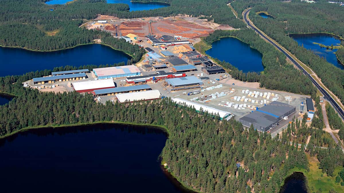 Flygfoto över Pölkkys fabrik i Kuusamo.