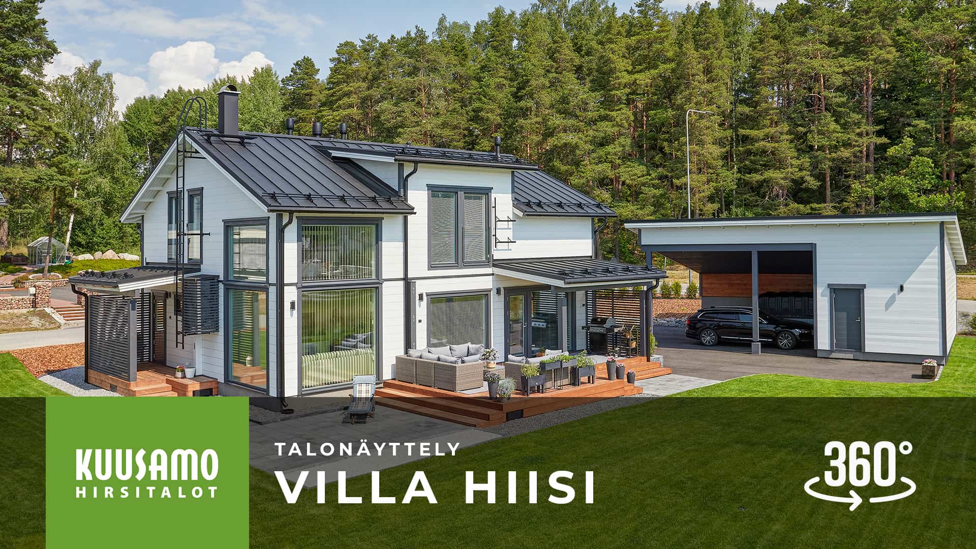 Valkoisessa kaksikerroksisessa Villa Hiisi -hirsitalossa on harmaa harjakatto. Ikkunat ja ovet ovat myös harmaat. Takapihan nurmikko vihertää.