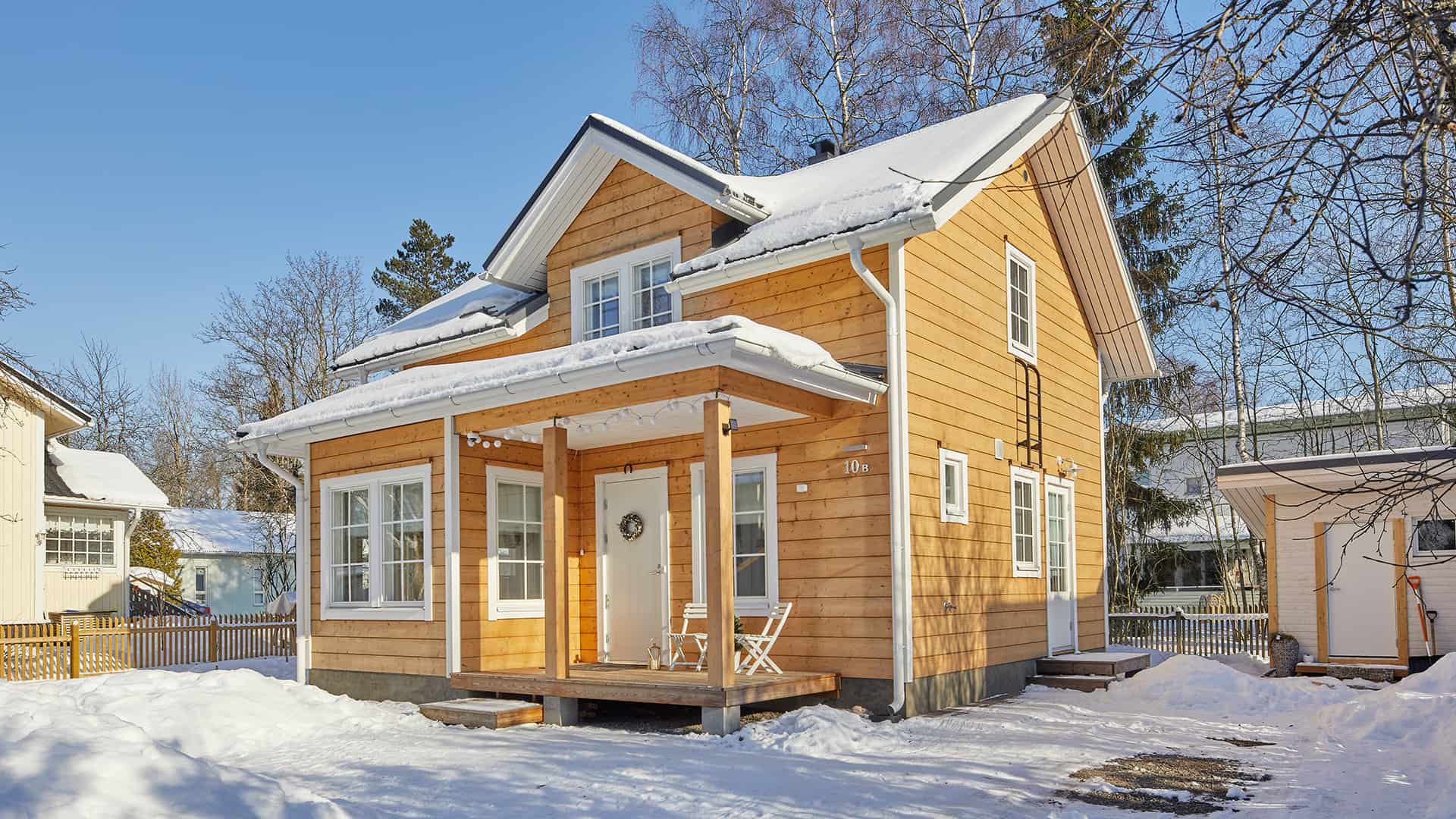 A small log home picture from the outside.